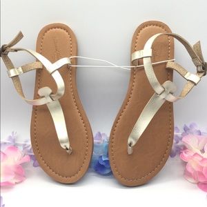 - Women’s Hartley t strap thong sandals. New 5 or